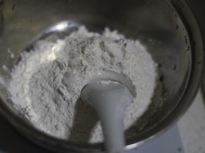 糯米粉中慢慢加温水揉成光滑面团