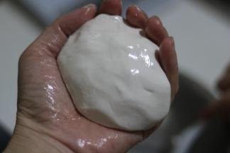 可以在手中涂些油，这样面团不粘手