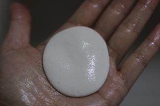 将分好的面团在手心按扁