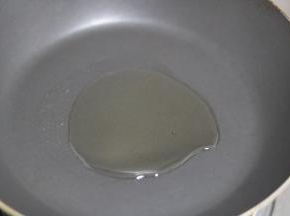 锅内放油