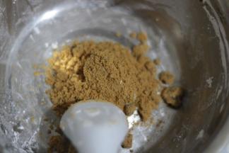 红糖用温水水搅拌融化