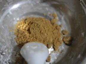 红糖用温水水搅拌融化