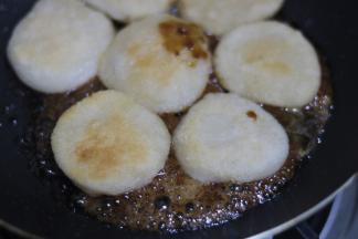 倒入锅中大火收汁，每个糍粑裹上糖浆即可关火盛出