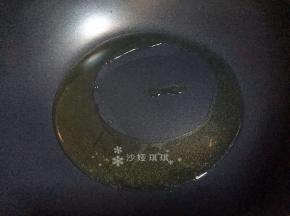 热锅倒油烧至八成热。
