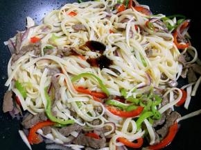 起锅之前加入适量蚝油和盐调味。