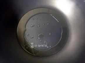 热锅倒油烧至八成热。