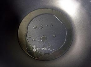 热锅倒油烧至八成热。