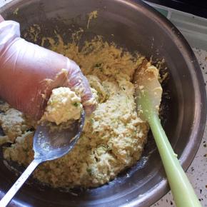 锅内放油，中火加热，至四成热，用手抓起一些拌好的丸子馅，用虎口挤出丸子，用勺子铲起