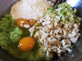 萝卜丝晾温，和葱末、豆腐碎、面粉、鸡蛋放一起