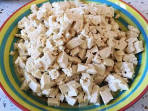 豆腐切小丁或者抓碎