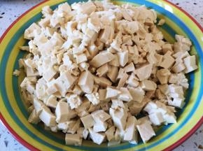 豆腐切小丁或者抓碎