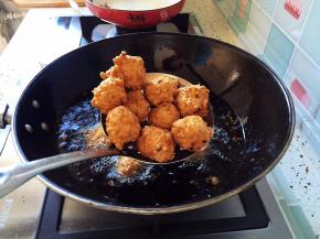 待丸子都浮起漂在油面上捞起