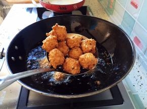 待丸子都浮起漂在油面上捞起