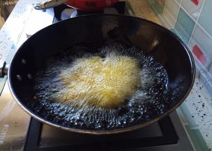 放入油锅中炸制