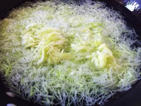 锅内烧开水，放入萝卜丝焯水约10秒钟