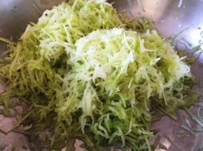 萝卜用擦板擦丝