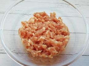 准备好肉馅。