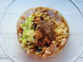 炒锅内倒入适量的花生油烧热，浇在十三香上面。