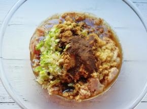 炒锅内倒入适量的花生油烧热，浇在十三香上面。