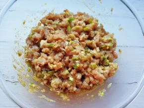 搅拌均匀，让肉馅静置一会儿备用。