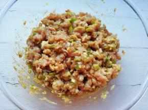 搅拌均匀，让肉馅静置一会儿备用。