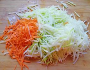 青萝卜和胡萝卜洗干净擦成丝。