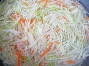 焯一下水，捞出过凉水，攥去多余的水分。