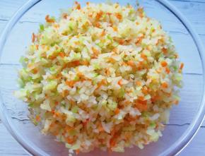 将剁碎的萝卜和肉馅放在一起。