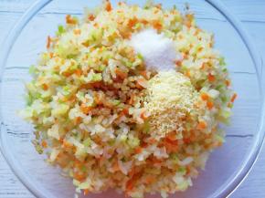 放盐、鸡精、酱油和香油搅拌均匀。