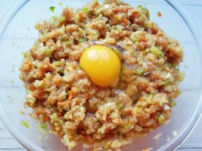 打入一个鸡蛋搅拌均匀。