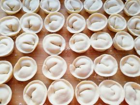 全部包完，烧水煮饺子。