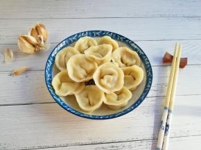煮好的饺子装盘。