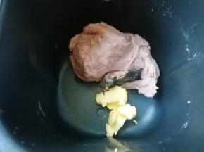 15分钟和面程序结束以后放入黄油，继续选择“自动和面”20分钟。