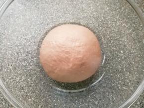 20分钟和面程序结束以后取出面团整形，放在盆里盖上保鲜膜发酵至两倍大。