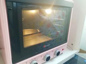 烤箱上下管180度预热。