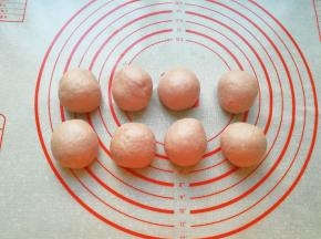 面团分成8小份。