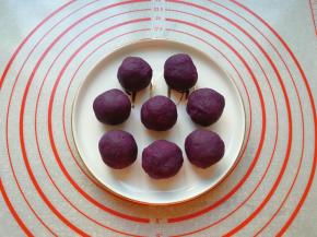 紫薯馅分成8份搓圆备用。