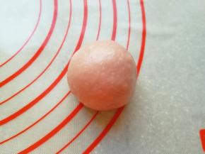 反过来整好形，一个小餐包就做好了，依次做好剩下的小餐包。