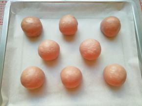 烤盘上铺好油纸，放上做好的小餐包生胚。