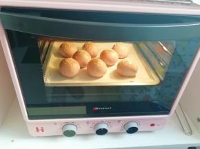 小餐包在烤箱里变的胖乎乎的。
