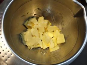 黄油室温软化，这一步很关键，影响后面的面糊的浓稠度，一定不要着急，着急的话就隔水加热软件，但是一定要控制时间不要融化成液体。