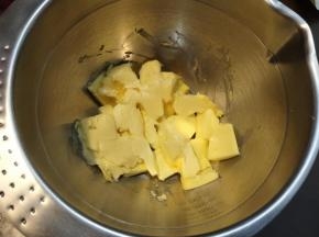 黄油室温软化，这一步很关键，影响后面的面糊的浓稠度，一定不要着急，着急的话就隔水加热软件，但是一定要控制时间不要融化成液体。