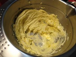 打蛋器低速稍微打发一下，颜色变浅了就可以了。