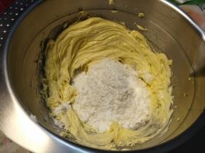 把糖粉加进去，先用打蛋器简单拌匀，快速打发。