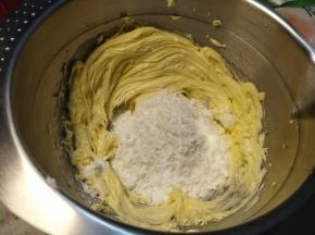 把糖粉加进去，先用打蛋器简单拌匀，快速打发。