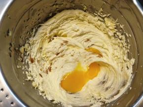 接着把1个蛋黄和1g香草精也加进去，继续用打蛋器最低那一档把蛋黄混匀进去，必须确保混匀了。