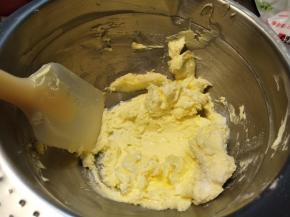 期间用刮刀挂一下碗边。