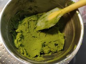 低筋面粉跟抹茶粉过筛分两次加进去，然后用刮刀切拌混匀，黄油软化到位了，面粉是容易的被黄油吸收进去的，拌匀到看不见干粉就马上停止了，切勿过度搅拌，面粉起筋，曲奇花纹就可以能会消失。