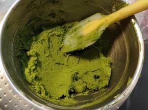 低筋面粉跟抹茶粉过筛分两次加进去，然后用刮刀切拌混匀，黄油软化到位了，面粉是容易的被黄油吸收进去的，拌匀到看不见干粉就马上停止了，切勿过度搅拌，面粉起筋，曲奇花纹就可以能会消失。