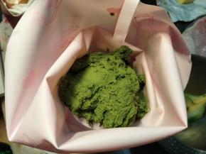 然后准备一个比较厚的裱花袋，我选择的是硅胶的，但其实你的面糊如果做好了，一次性裱花袋是不会挤破的，除非面粉起筋，或者黄油软化不足，都会使得面糊过硬，挤到手抽经。